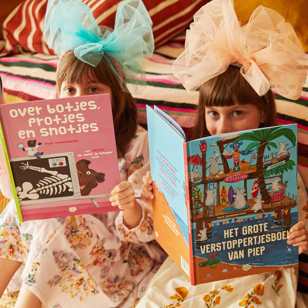 twee kleine meisjes lezen een boek